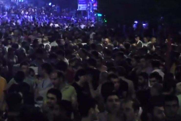 Полиция оцепила центр Еревана: люди молятся и поют гимн (видео)