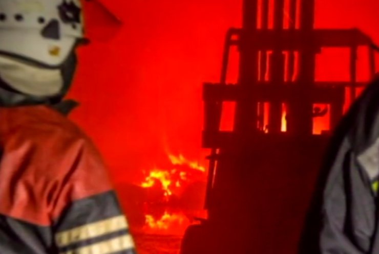 На Львівщині приборкали потужну пожежу у селі Давидів