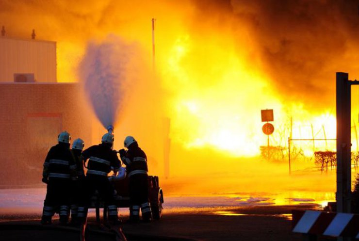 С пожаром нефтебазы в Глевахе борются 12 пожарных экипажей