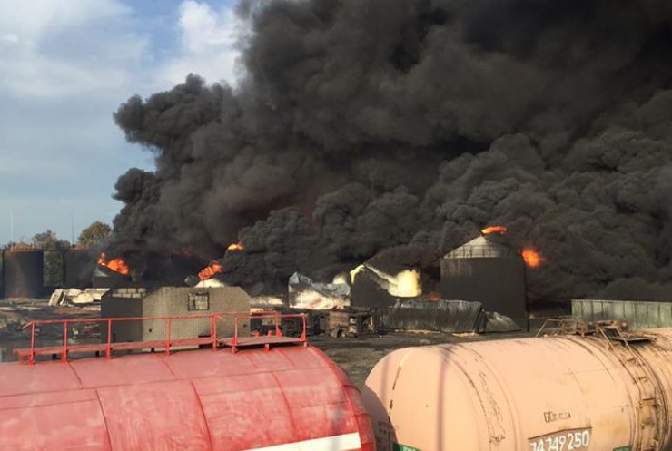 Пожар под Киевом: местные обвиняют в катастрофе работников нефтебазы (видео)