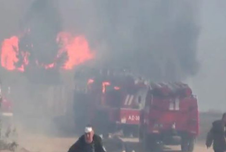 Пожежа на нафтобазі: немає зв'язку з рятувальниками (відео)