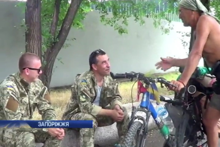 Мандрівники ризикуючи життям проїхали на велосипеді по Донбасу (відео)
