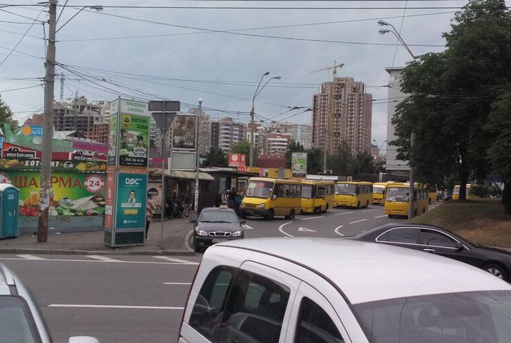 У Києві зупинки обладнають електронними табло та Wi-Fi