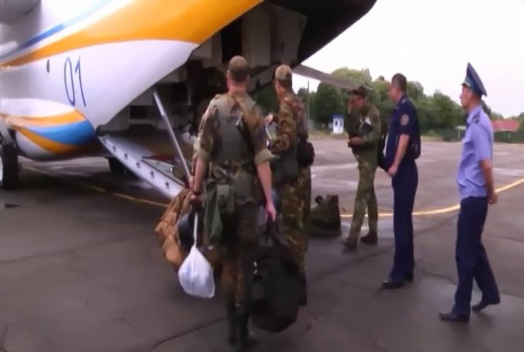 В аэропорту Ужгорода приземлились военные самолеты и вертолеты