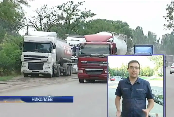 ГАИ Николаева позволило грузовикам уничтожать дороги (видео)