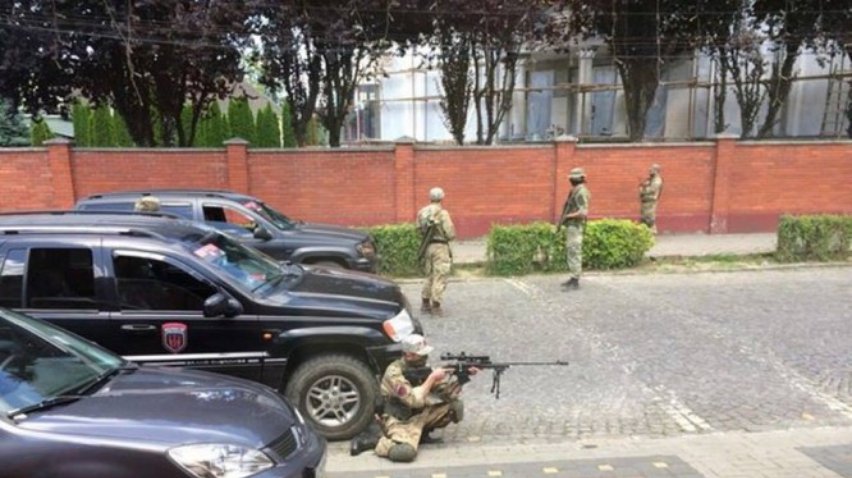 "Правый сектор" продвигается от Мукачево к границе с Польшей