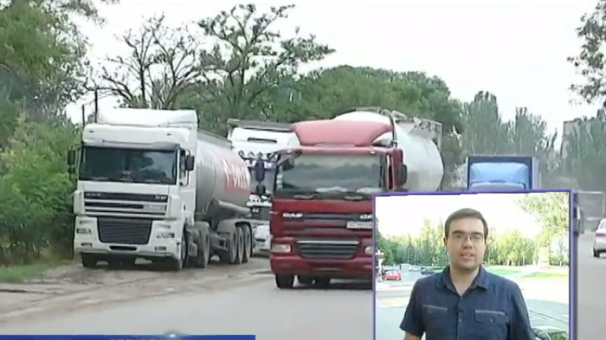 ГАИ Николаева позволило грузовикам уничтожать дороги (видео)