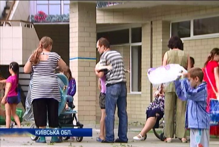 Під Києвом переселенців з Криму залишили без світла