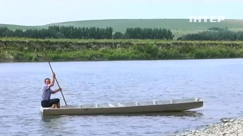 Село на Прикарпатті розділило річкою