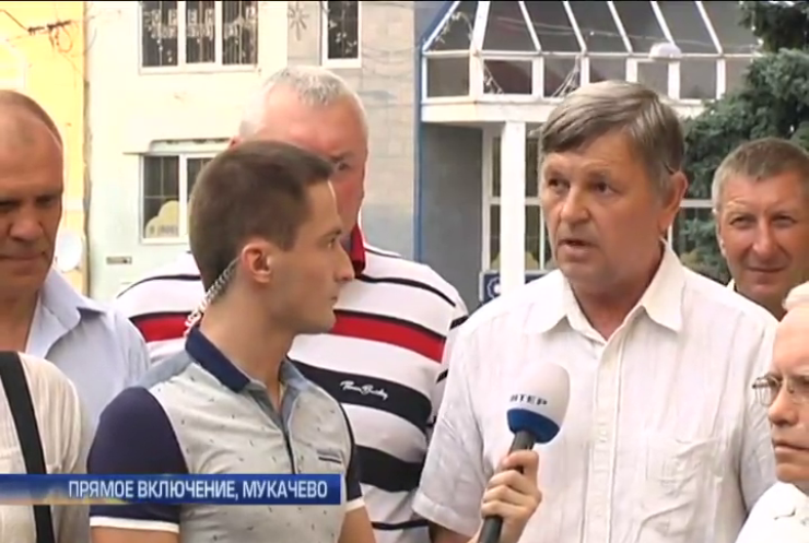 Жители Мукачева в шоке от приехавших военных (видео)