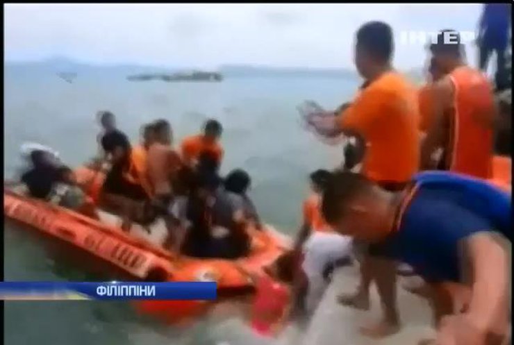На Філіппінах аквалангісти шукають пасажирів затонулого порому