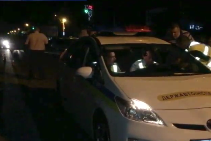 Хулиган в Киеве устроил аварию и избил полицейских