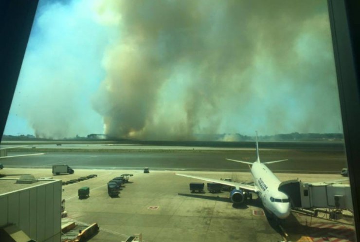 Пожары в Италии остановили главный аэропорт Рима