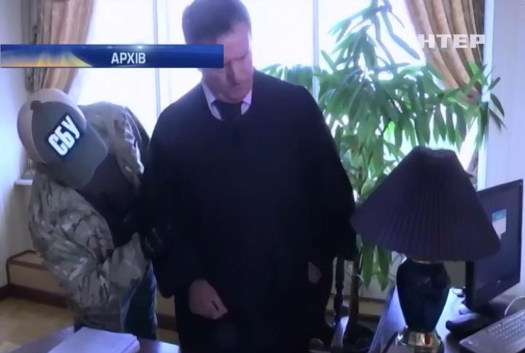 Син судді Антона Чернушенко керував роботою батька