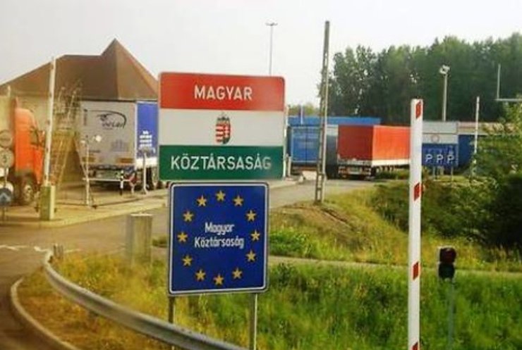 На границе с Венгрией украинцев обыскивают по 6 часов