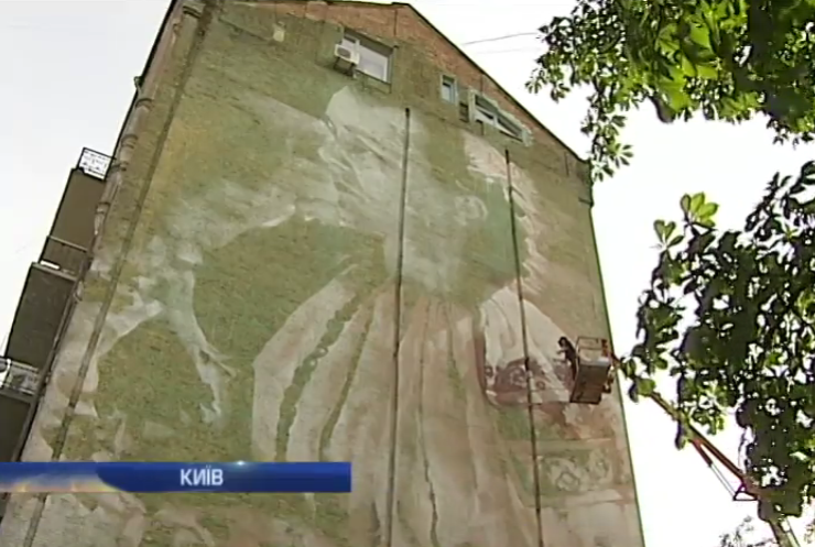 Художник з Австралії малює Лесю Українку на будинку