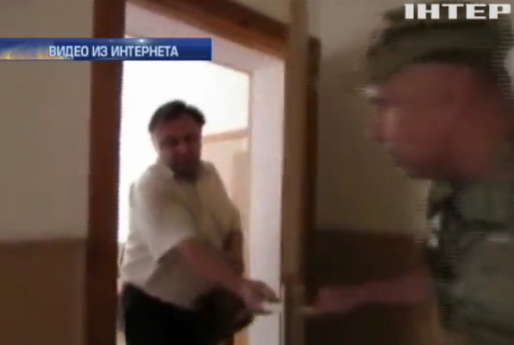 Чиновник из Мелитополя убежал от повестки из военкомата (видео)