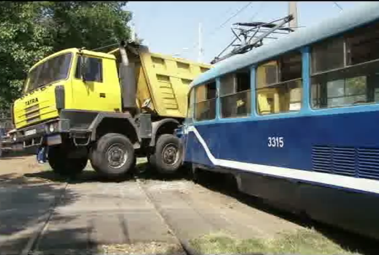 Трамвай протаранив вантажівку в Одесі (відео)