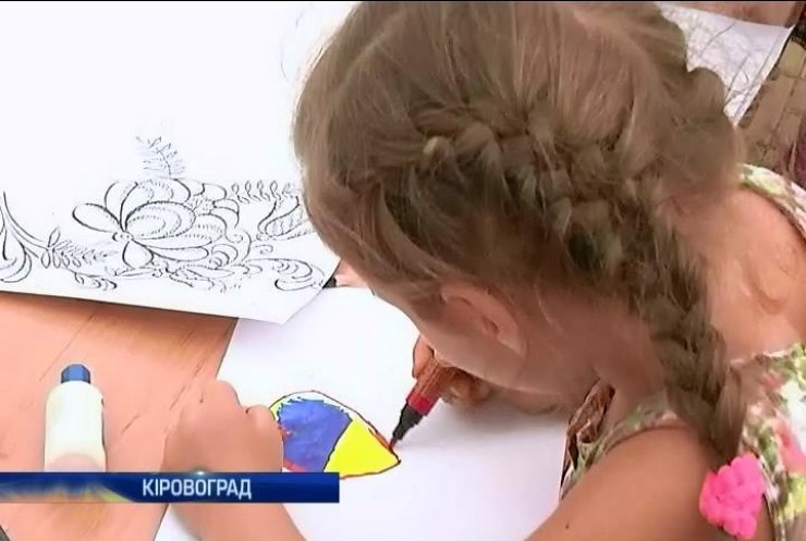 Діти Кіровограда передали військовим малюнки з прапорами