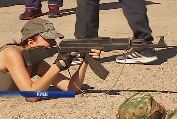 Под Киевом девушек учат драться и стрелять из автомата