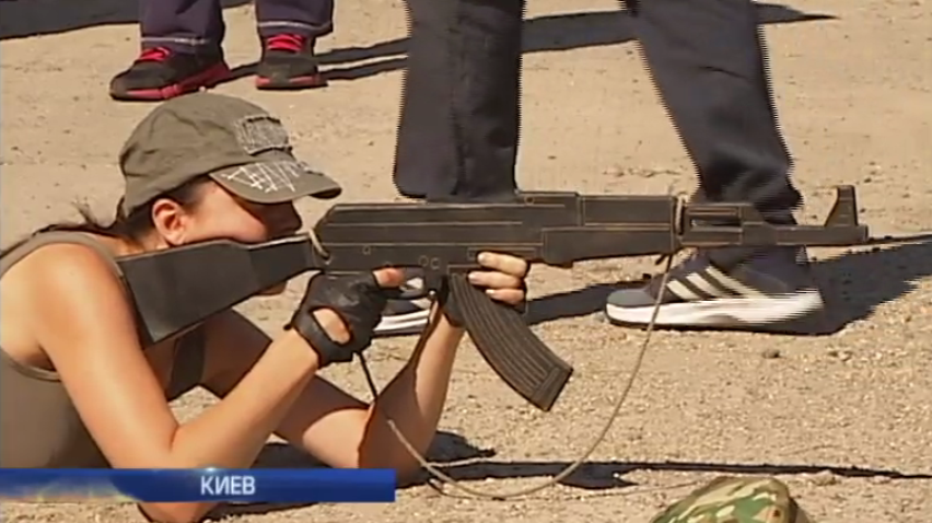 Под Киевом девушек учат драться и стрелять из автомата