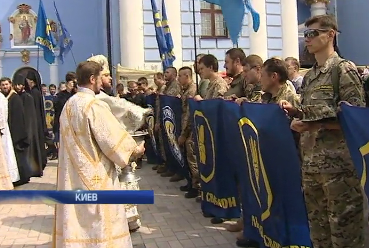 В Киеве освятили знамена для защиты военных от пуль