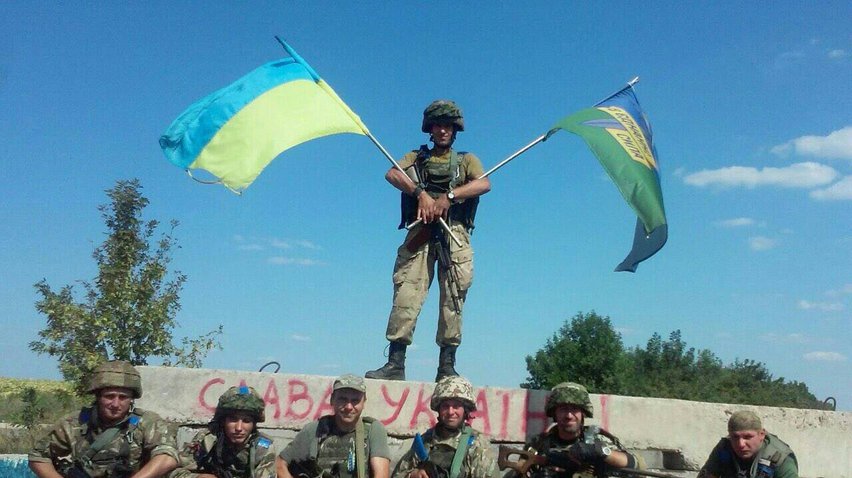 За флаг Украины военные на Донбассе жертвуют жизнью 