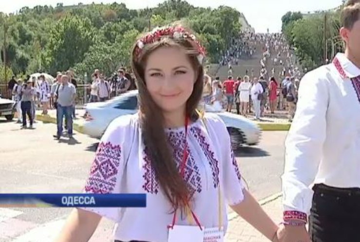 В Одессе День независимости отметили цепью из вышиванок
