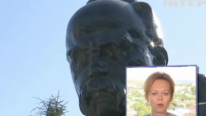 В Симферополе журналистов задержали за съемку памятника Шевченко