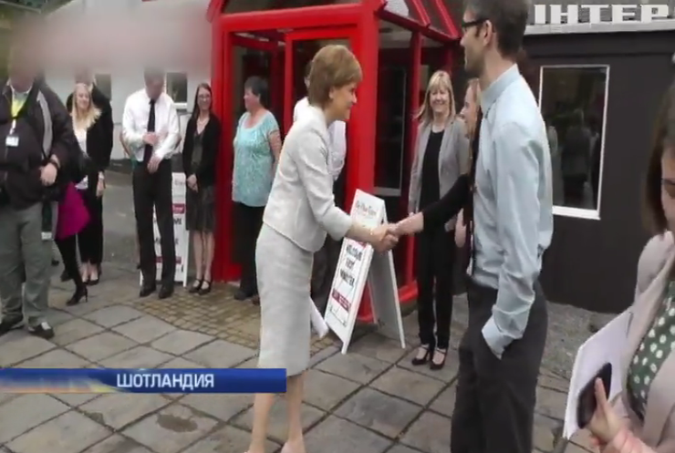 Первый министр Шотландии случайно поженила геев