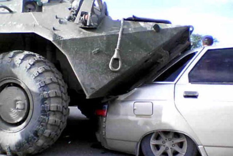 На Луганщині п’яні бойовики на БТР розтрощили два автомобілі