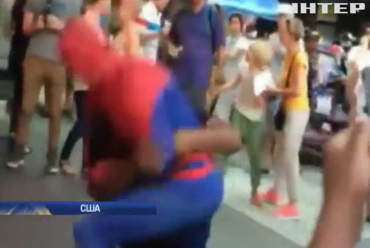"Человек-паук" избил прохожего в Нью-Йорке