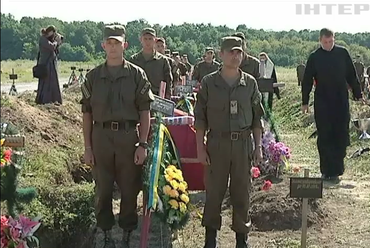 Спустя год в Запорожье продолжают хоронить погибших под Иловайском
