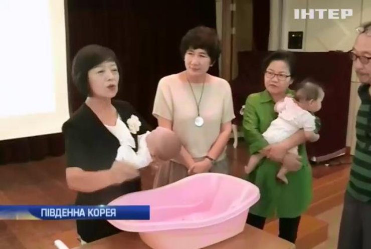 Бабусь Кореї навчають догладяти онуків на курсах