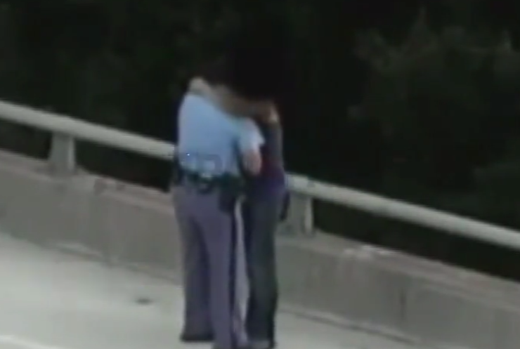 В США полицейский объятиями спас самоубийцу (видео)