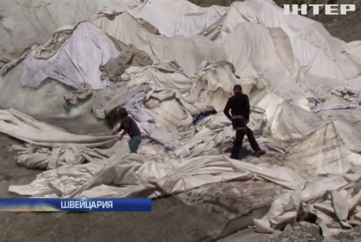 В Швейцарии ледник накрыли одеялами