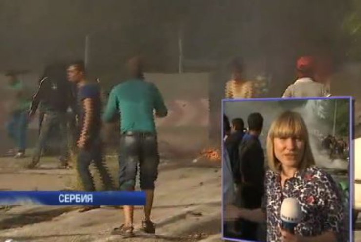 В Сербии толпу беженцев усмиряли газом (видео)