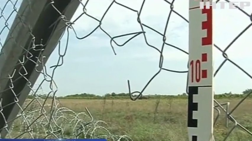 Біженці продірявили паркан між Сербією та Угорщиною (відео)