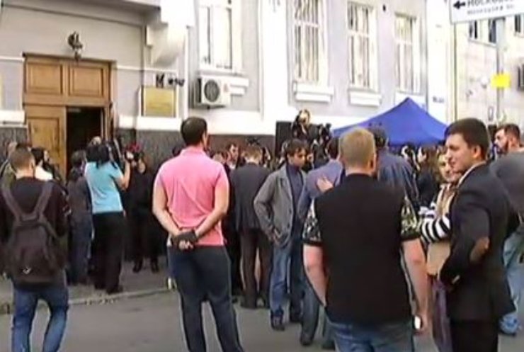 Ігоря Мосійчука біля суду підтримують десятки "радикалів"