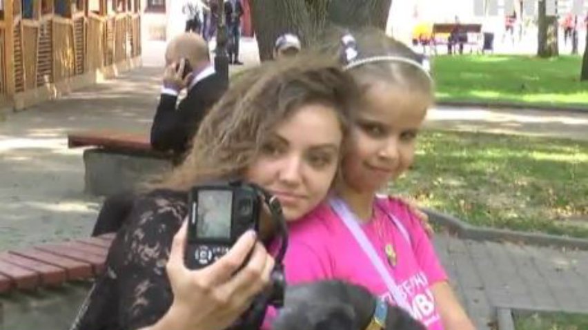 Дівчинка з Вінниці допомагає військовим фотосесією з собакою