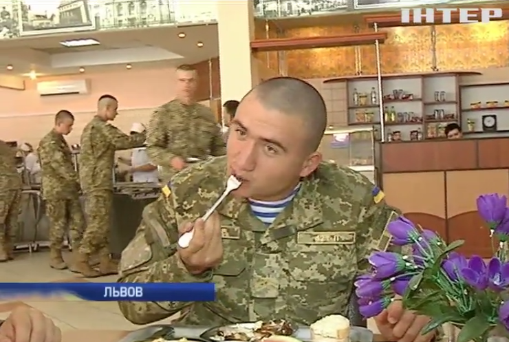 Военных во Львове кормят до отвала со шведского стола (видео)