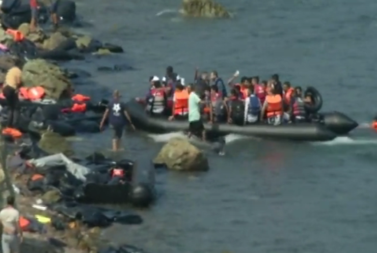 Берега Греции атакуют лодки беженцев