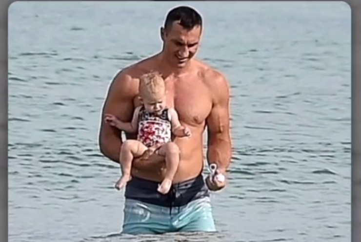 Владимир Кличко искупал 9-месячную дочь в океане