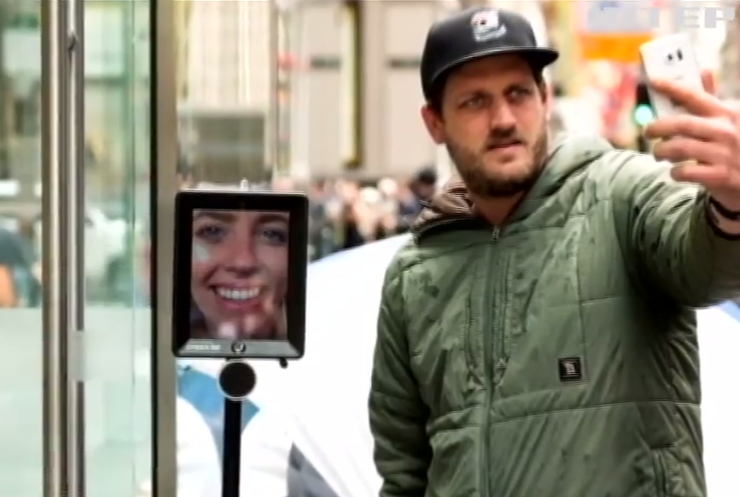 В Австралии робот стал в очередь за iPhone 6S
