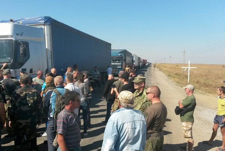 За неделю в Крым не пропустили ни один грузовик