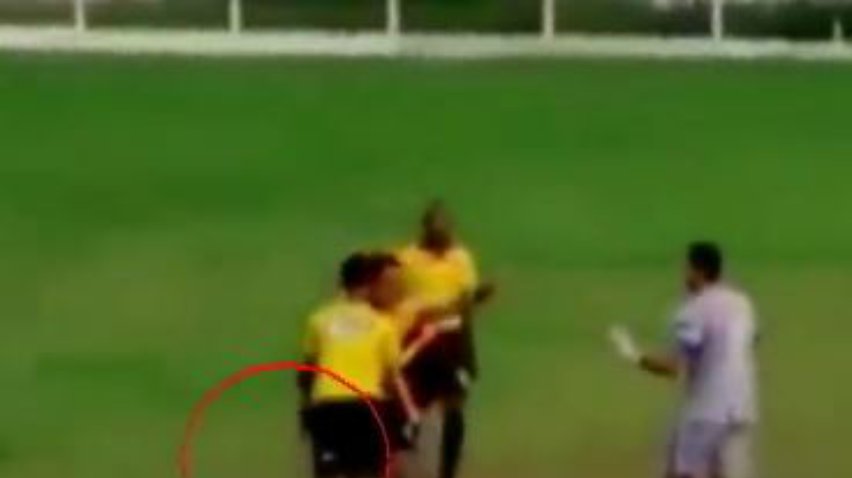 В Бразилии арбитр испугал футболистов пистолетом в трусах