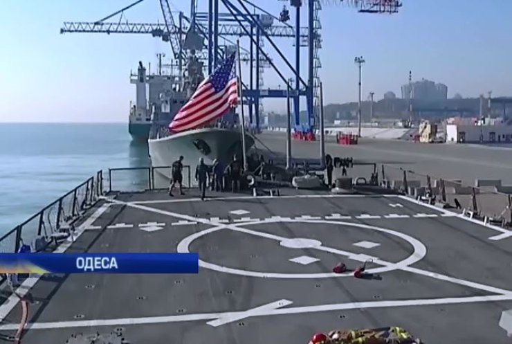 Моряки України та США тренуються рятувати водолазів