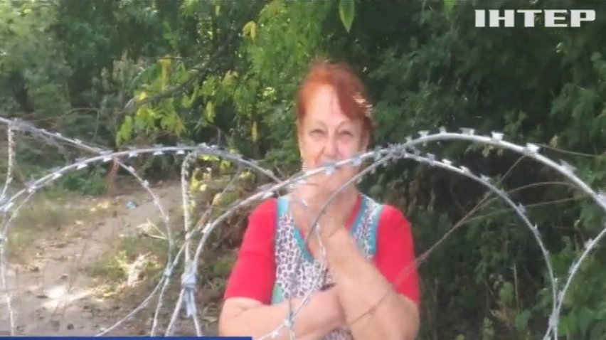 Села на границе с Россией разрезали колючей проволокой (видео)
