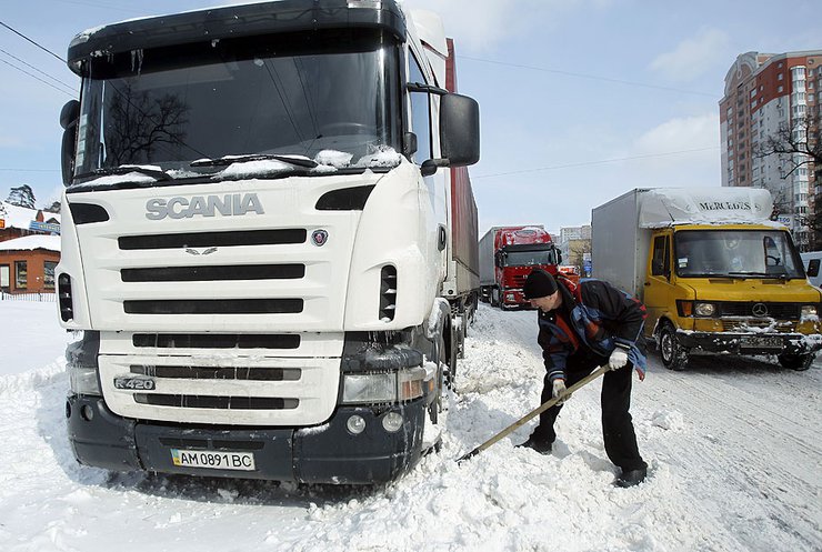 У Києві обмежено рух вантажівок через снігопади