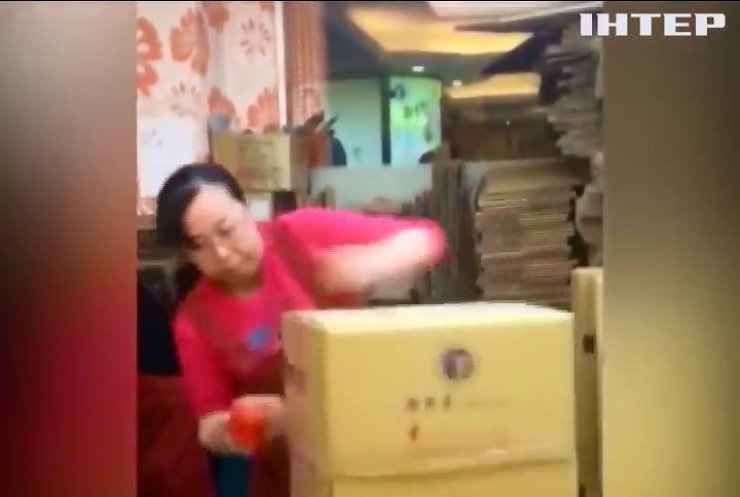 В интернете стало хитом видео с "Кунг Фу" упаковщицей 